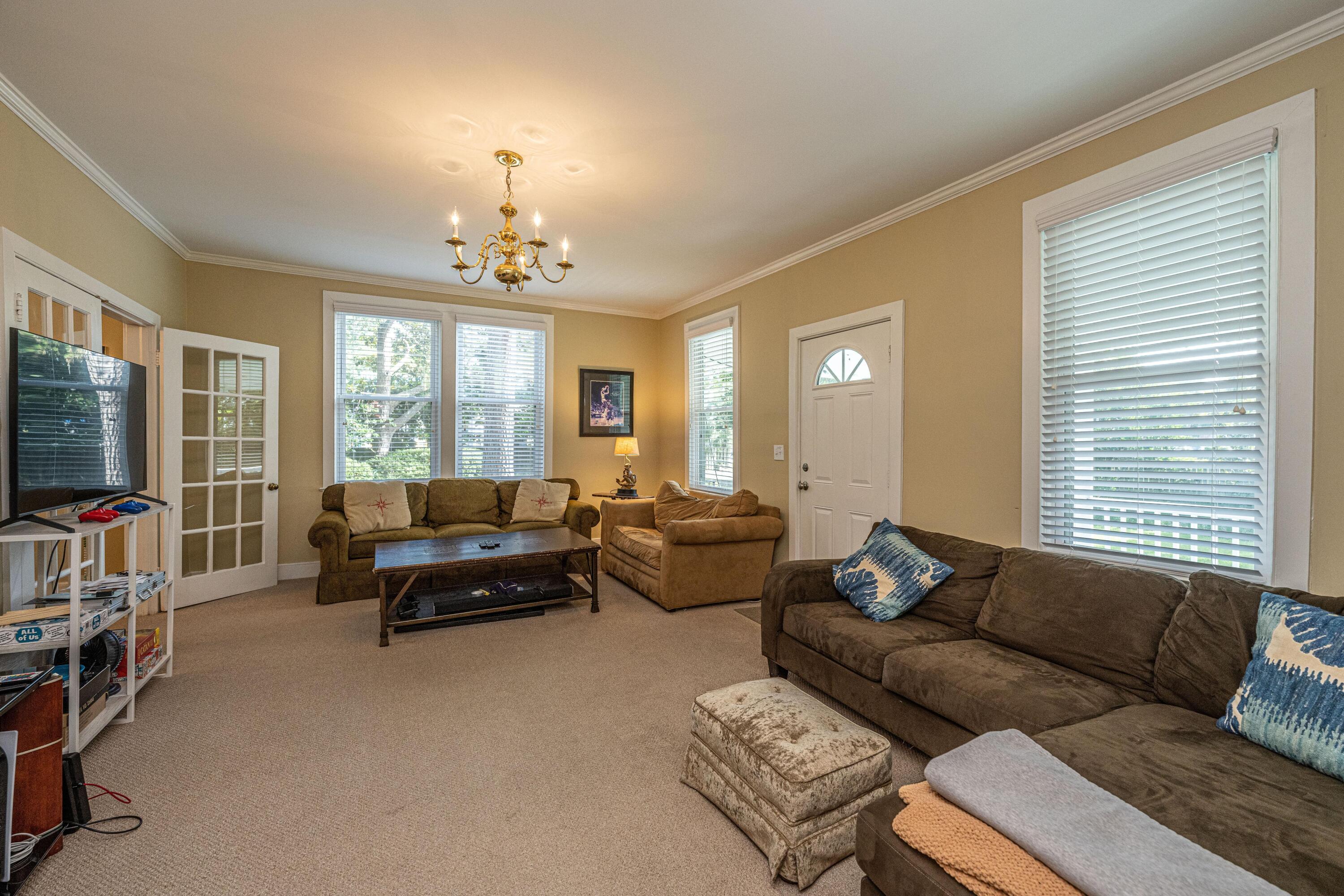 685 Folly Road Charleston, SC 29412 - Photo 13 of 34 685 Folly living room