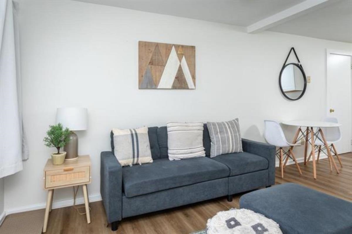 600 East Main Street Waynesboro, VA 22980 - Photo 4 of 33 a living room with furniture
