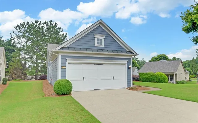 a view of a house with backyard and garden