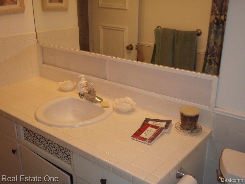 669 Romeo Road Rochester, MI 48307 - Photo 12 of 20 Bathroom 2
