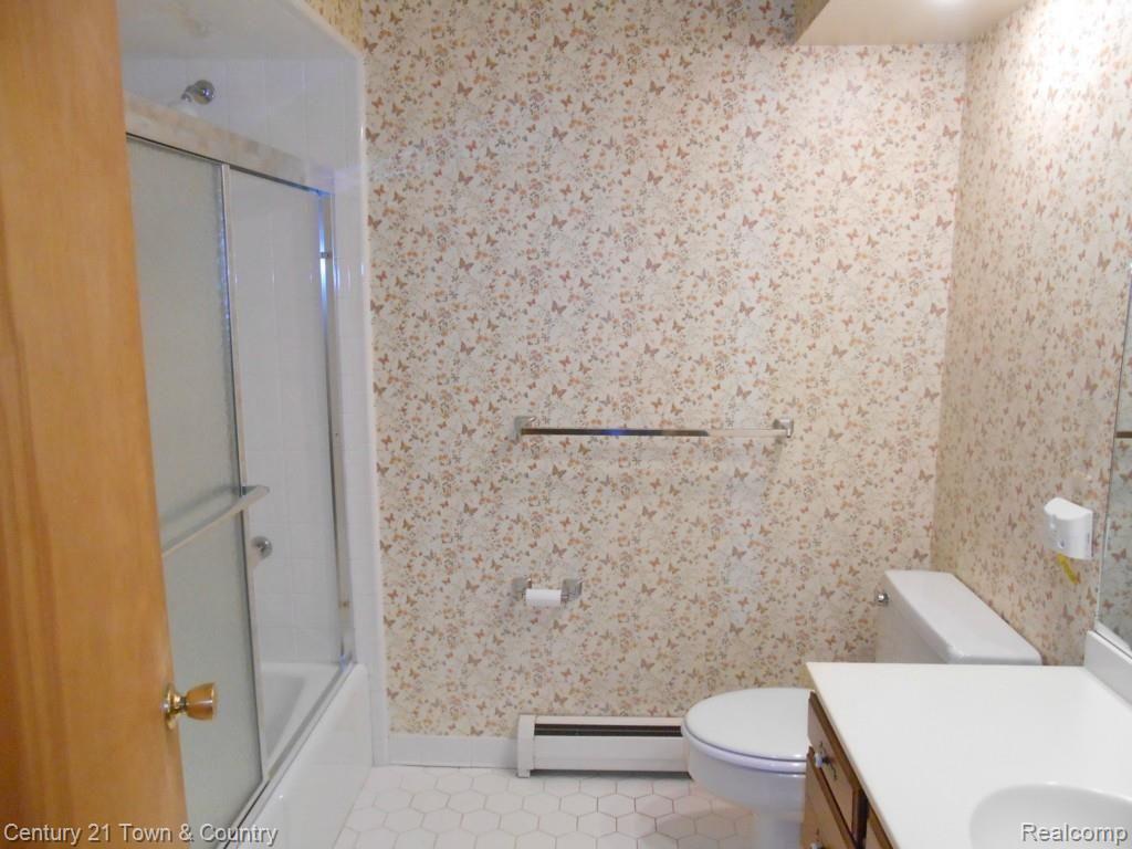 2926 Hillendale Drive Rochester, MI 48309 - Photo 22 of 31 Bath 1.jpg