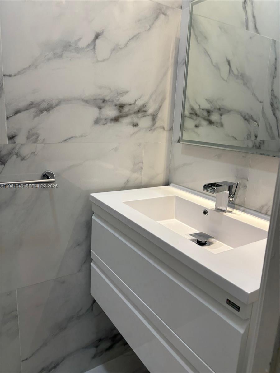 15465 Southwest 36th Terrace Miami, FL 33185 - Photo 10 of 20