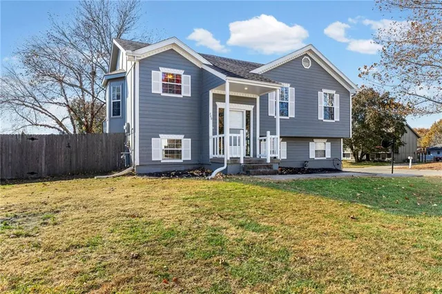 $325,000 | 300 Copeland Drive, Greenwood, MO 64034