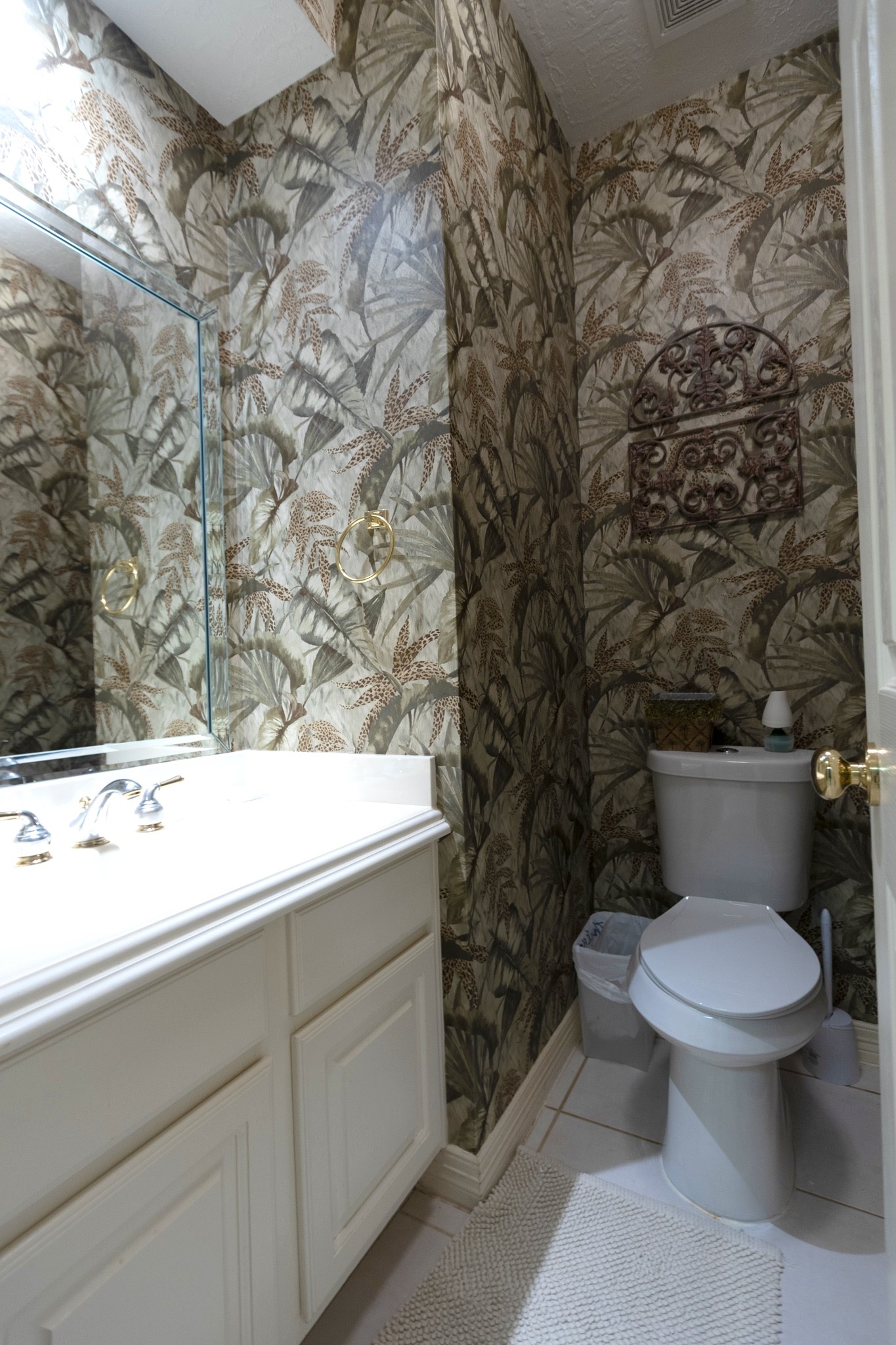 5718 Oakmoss Trail Spring, TX 77379 - Photo 24 of 50 Convenient downstairs half bath perfect for guests.