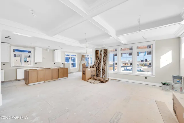 a view of a livingroom with furniture and a ceiling fan
