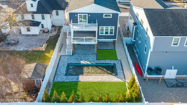 a view of a house with backyard