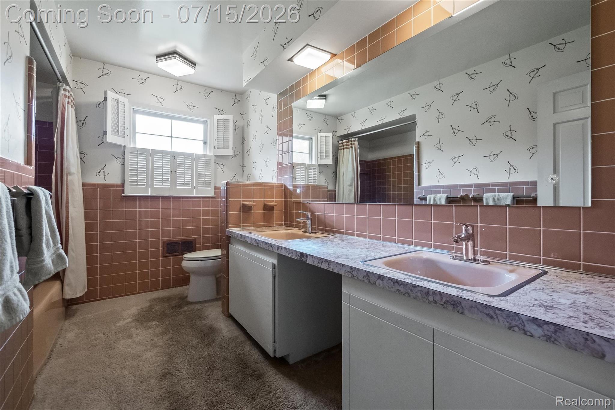 1151 Peveril Road Bloomfield Hills, MI 48304 - Photo 19 of 39 Full hallway bath with a dual sink vanity, and a combined tub/shower