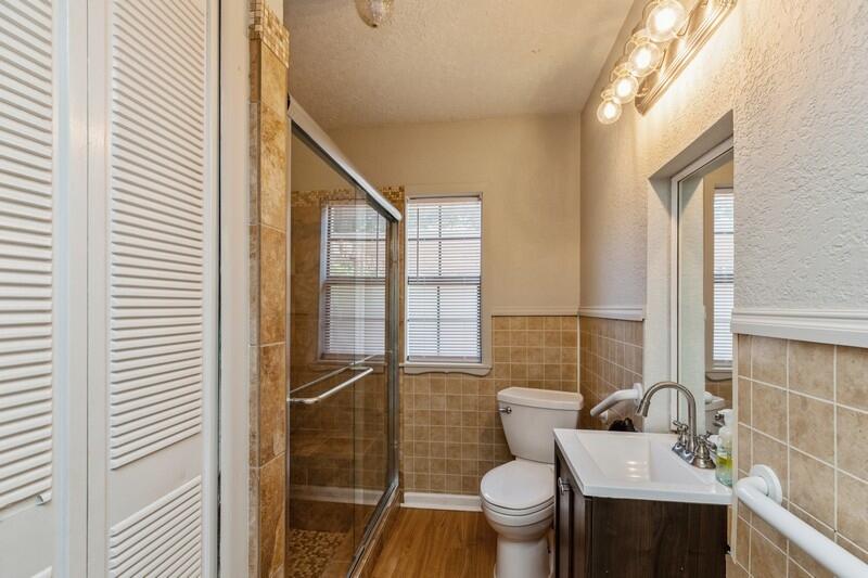 180 Harris Road Northeast Fort Walton Beach, FL 32547 - Photo 23 of 35 GUEST BATH