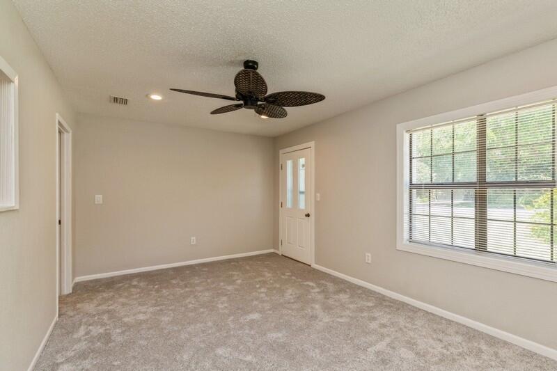 180 Harris Road Northeast Fort Walton Beach, FL 32547 - Photo 6 of 35 LIVING ROOM