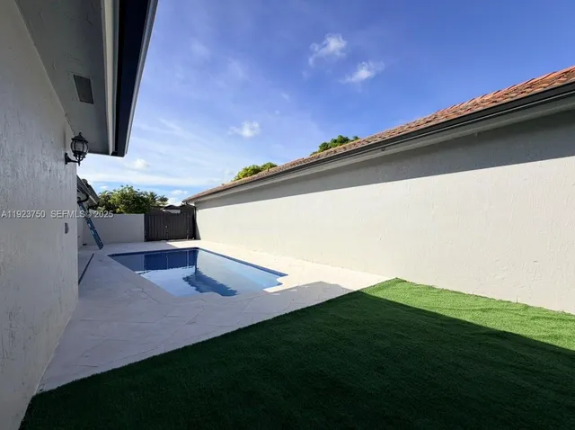 a view of a backyard