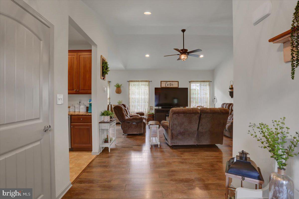 416 Castleton Drive Chambersburg, PA 17202 - Photo 6 of 44 Foyer