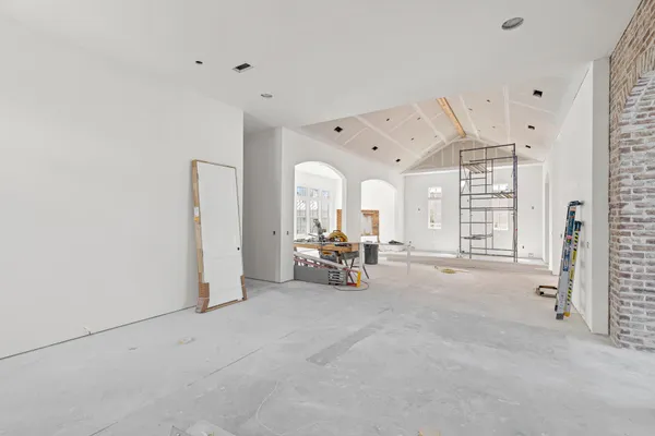 a view of a livingroom with furniture and a ceiling fan