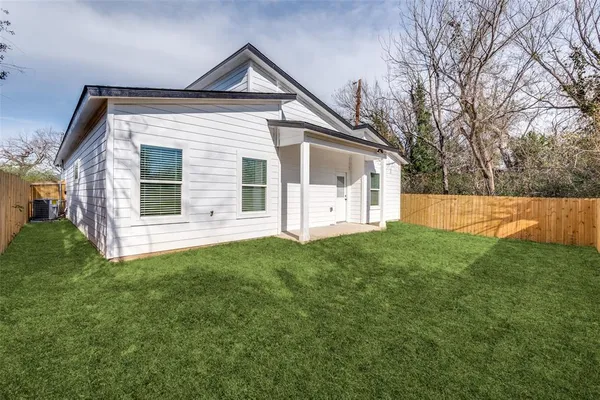 a view of a house with backyard