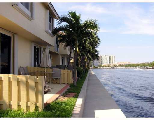 954 Jeffery Street Boca Raton, FL 33487 - Photo 3 of 6 Additional Photo