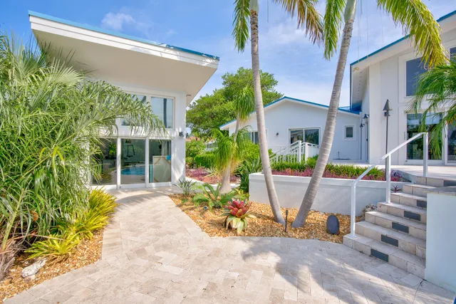 a view of a big room with a garage