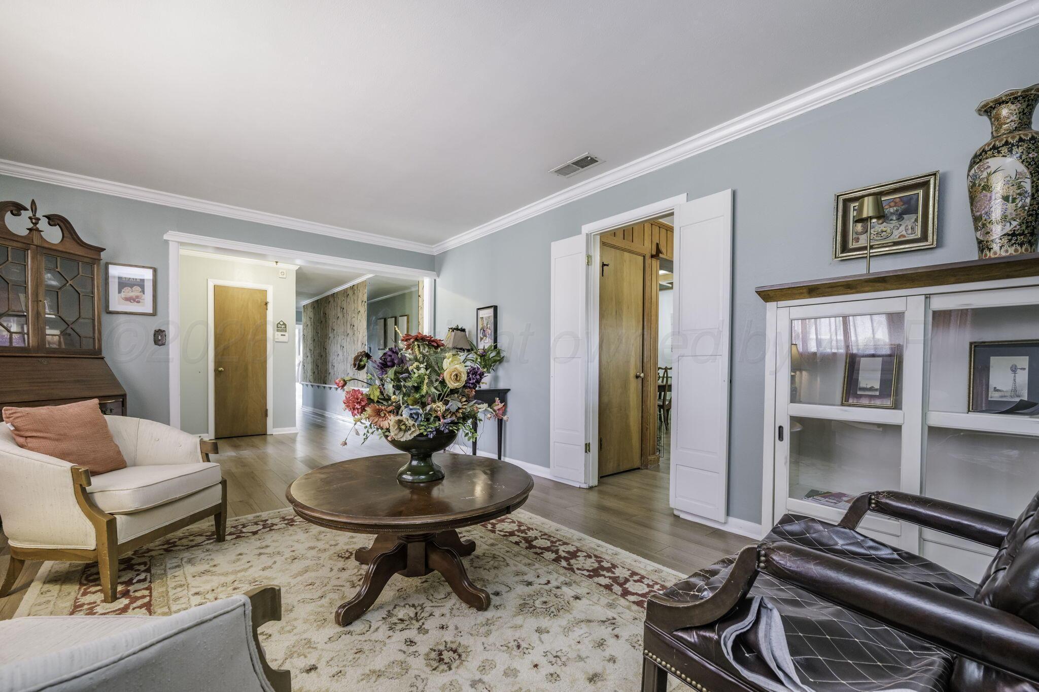 3228 South Travis Street Amarillo, TX 79109 - Photo 5 of 22 a living room with furniture