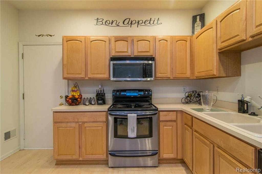 11684 Farmington Road Livonia, MI 48150 - Photo 9 of 35