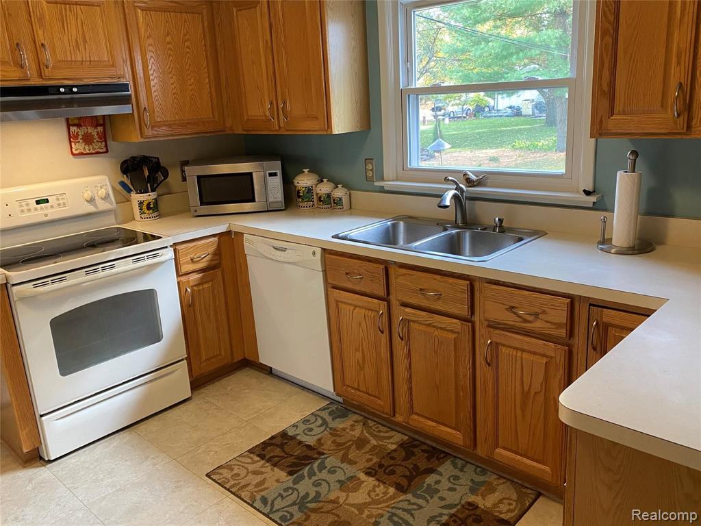 30011 Barwell Road Farmington Hills, MI 48334 - Photo 11 of 47