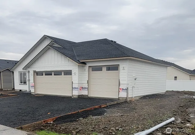 a view of house with a yard