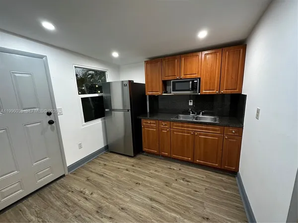 $1,550 | 571 Southwest 71st Place, Unit 1, Miami, FL 33144