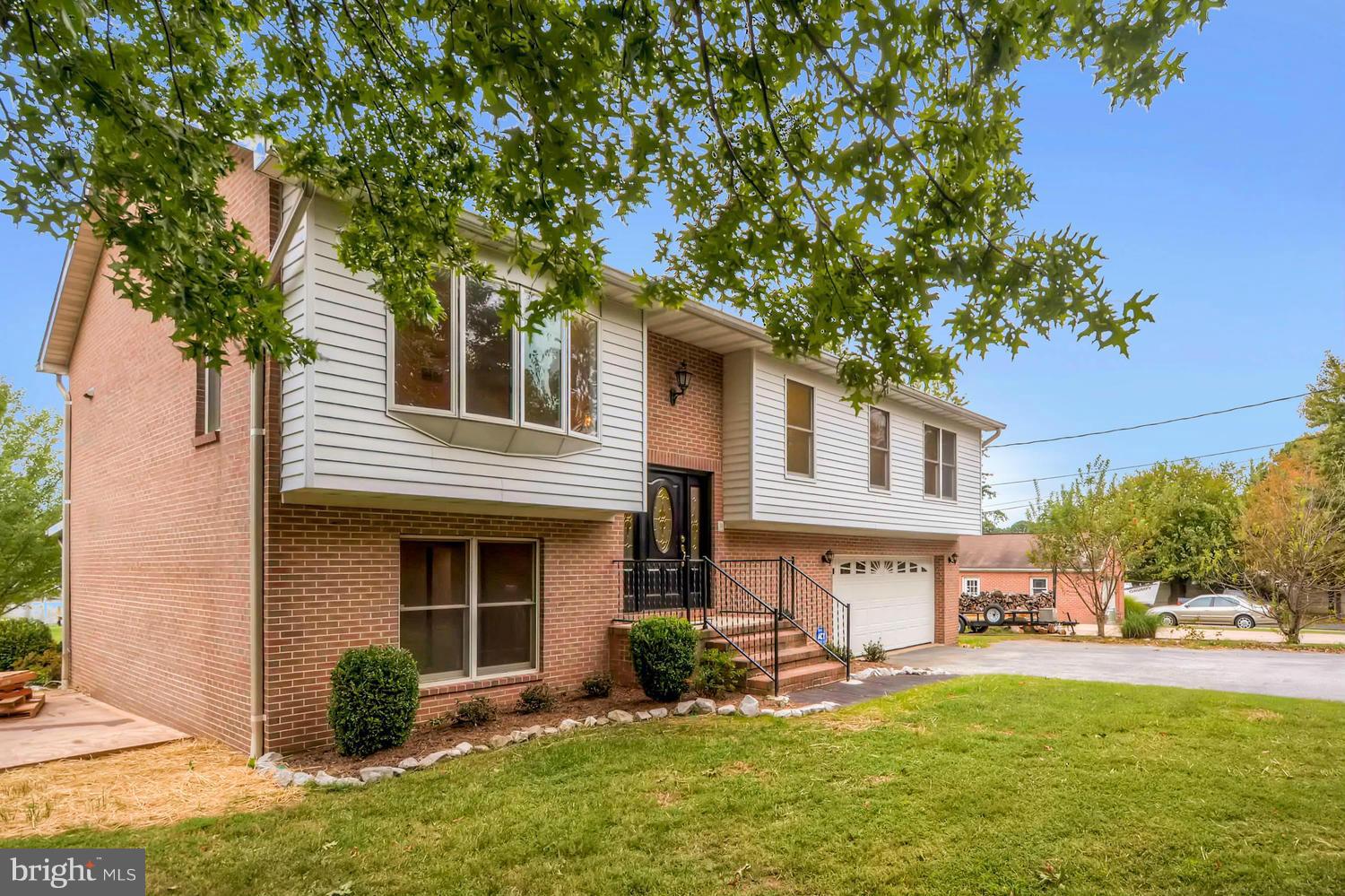 7301 East Battle Grove Road Baltimore, MD 21222 - Photo 4 of 30 Split foyer w/2 car Garage