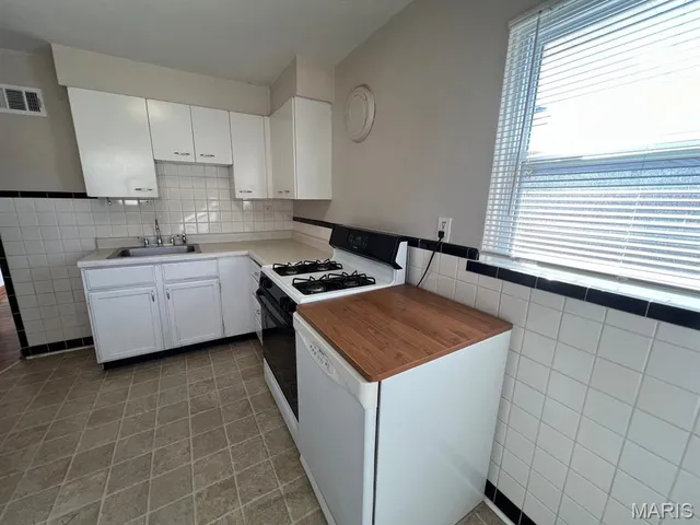 $1,695 | 1509 Collins Avenue, Richmond Heights, MO 63117