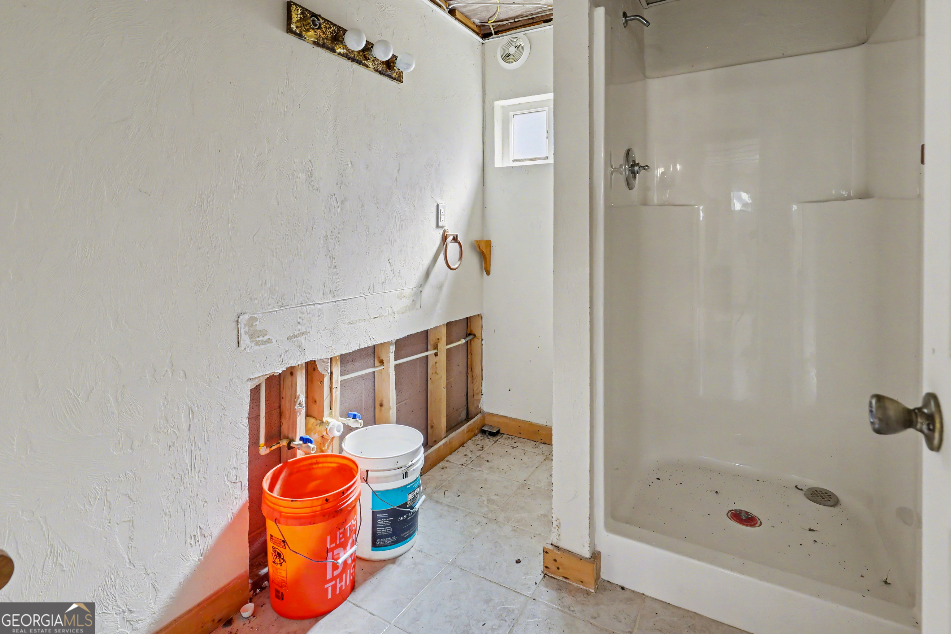 559 Maple Leaf Drive Dillard, GA 30537 - Photo 33 of 49 a bathroom with a sink and a shower