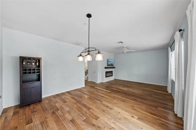 a view of empty room with a ceiling fan