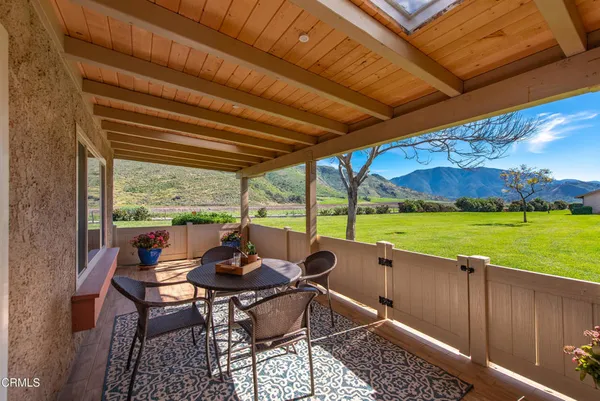 a view of yard with an trees