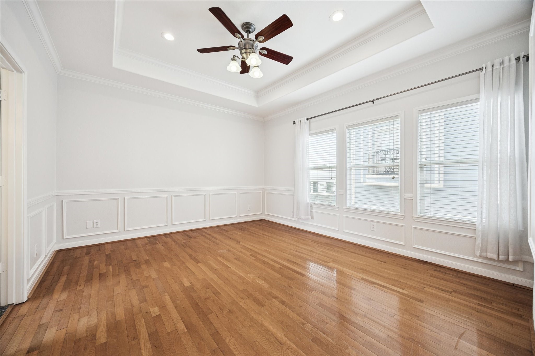 1427 West 25th Street Houston, TX 77008 - Photo 18 of 36 an empty room with wooden floor and windows