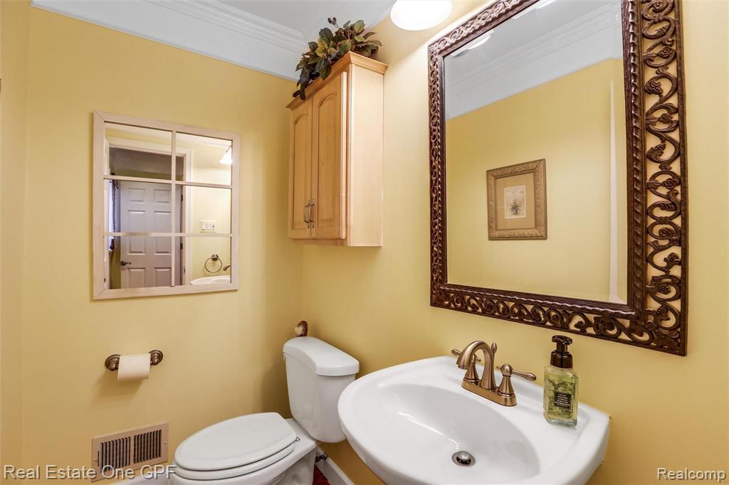 470 Cook Road Grosse Pointe Woods, MI 48236 - Photo 14 of 47