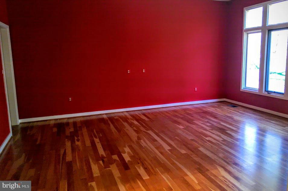 818 Nethercliffe Hall Road Great Falls, VA 22066 - Photo 9 of 17 Living Room