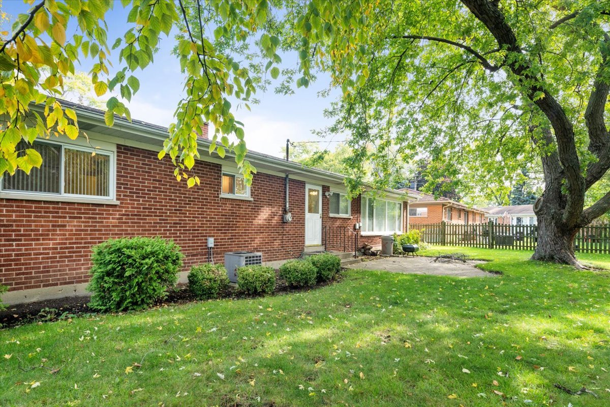 1122 Stark Place Des Plaines, IL 60016 - Photo 5 of 23