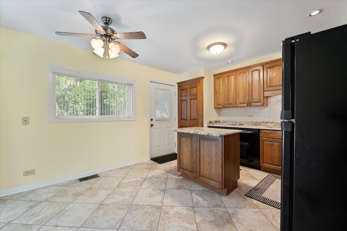 1122 Stark Place Des Plaines, IL 60016 - Photo 8 of 23