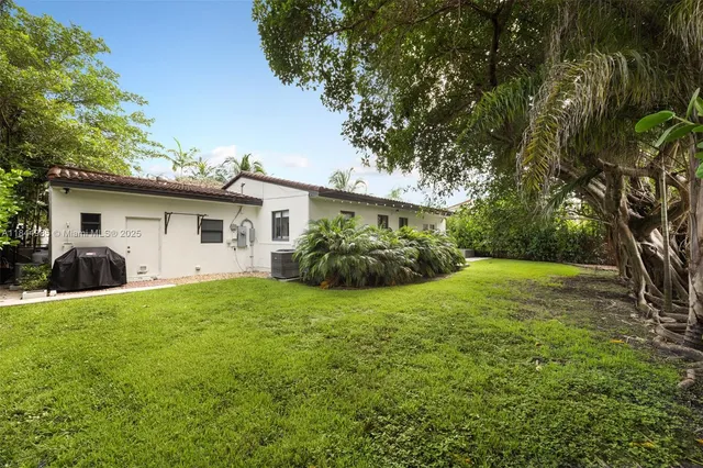 a view of a house with backyard