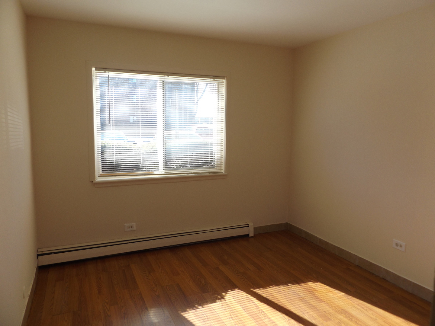710 West Huntington Commons Road, Unit 1B Mount Prospect, IL 60056 - Photo 9 of 10 an empty room with a window