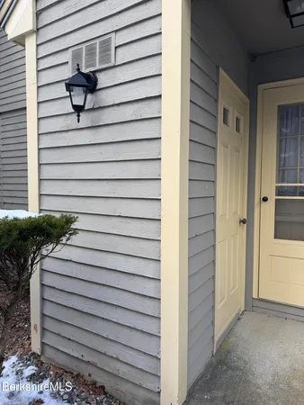 a view of entryway with shower