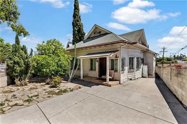 a view of a house with backyard