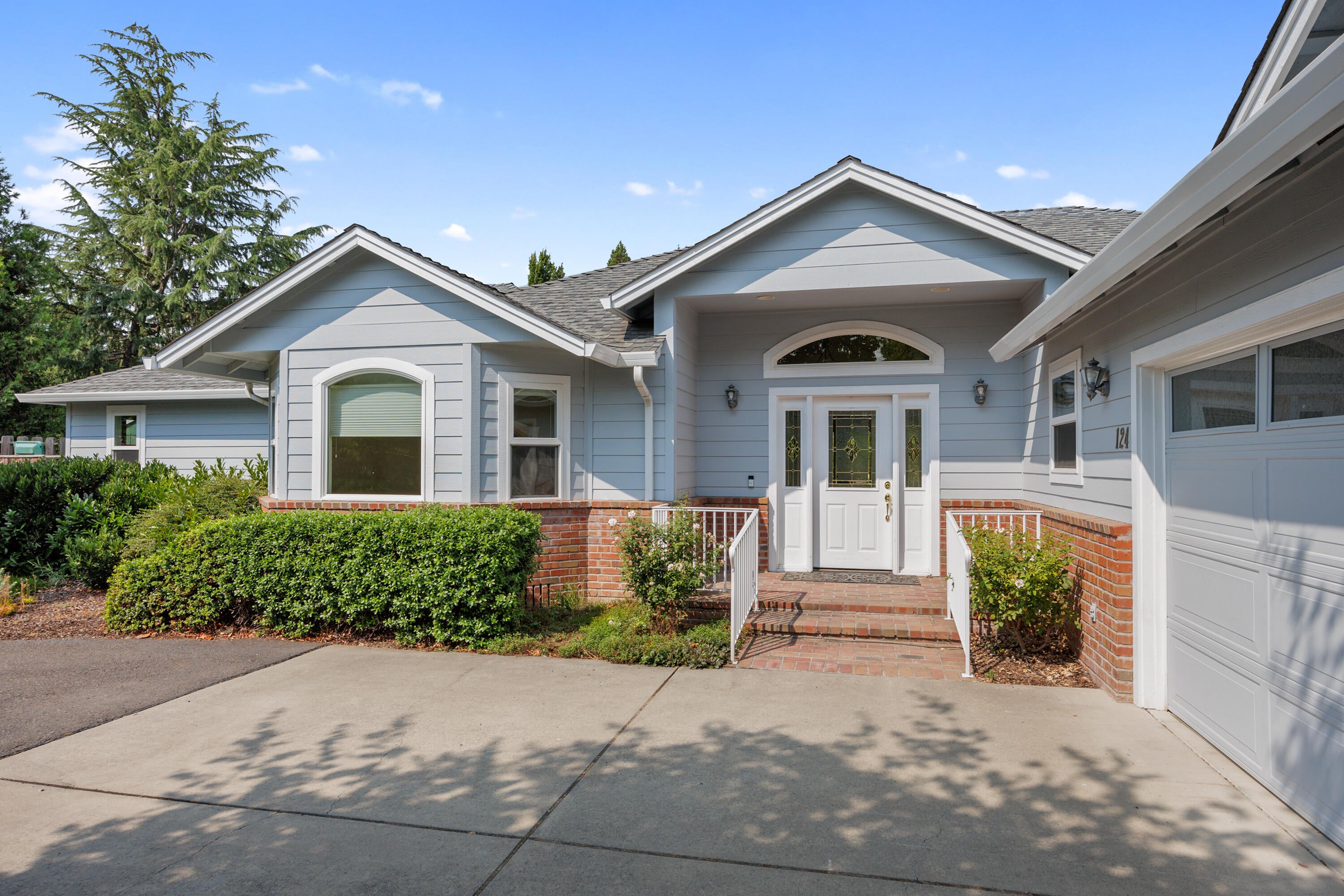 124 Walnut Place Phoenix, OR 97535 - Photo 4 of 56 Front door entry