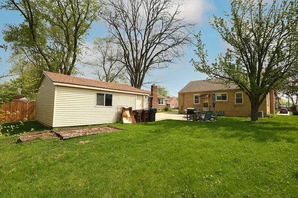 a view of a house with backyard