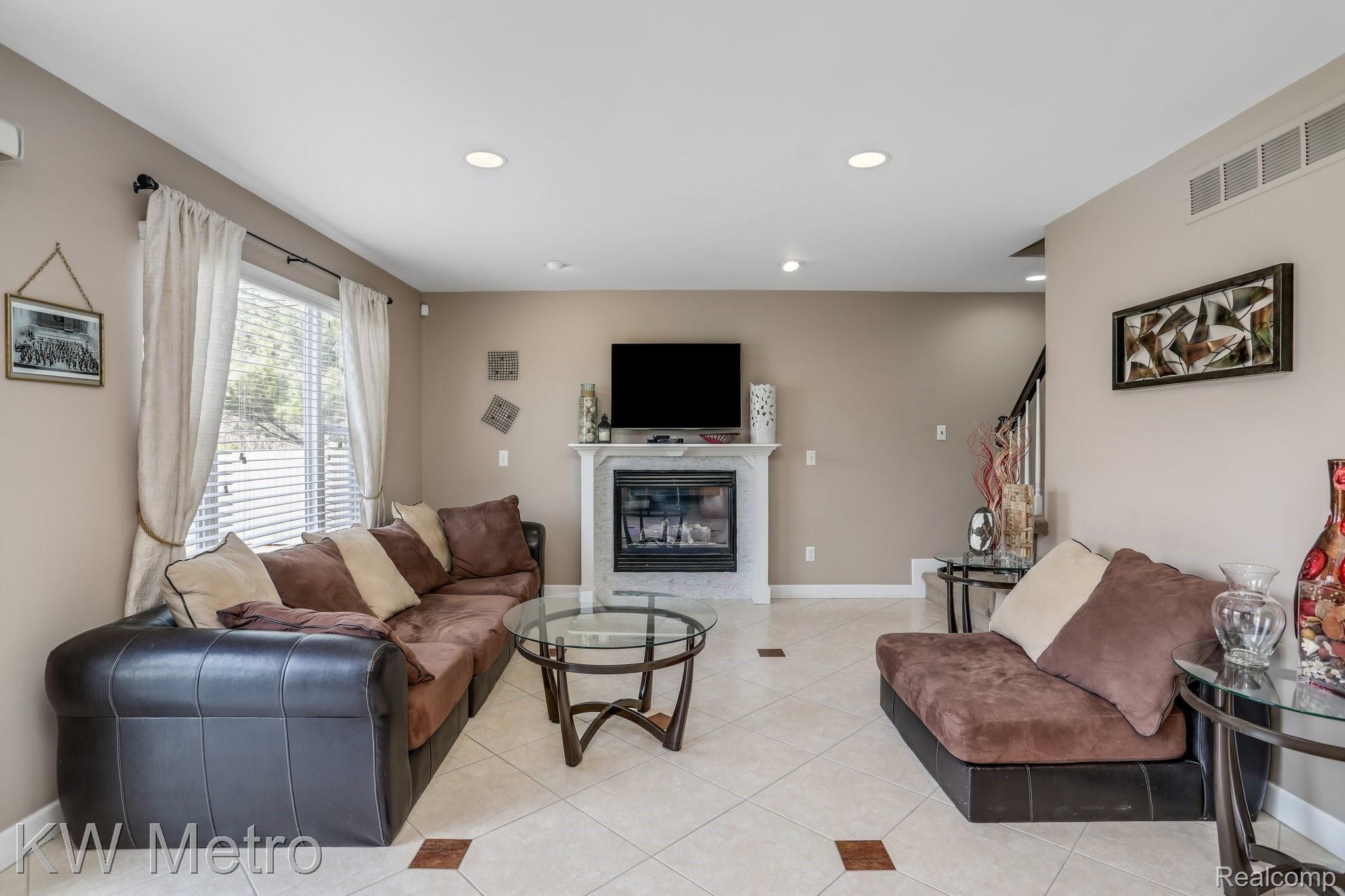1623 Milverton Road Troy, MI 48083 - Photo 10 of 33 Abundance of natural light