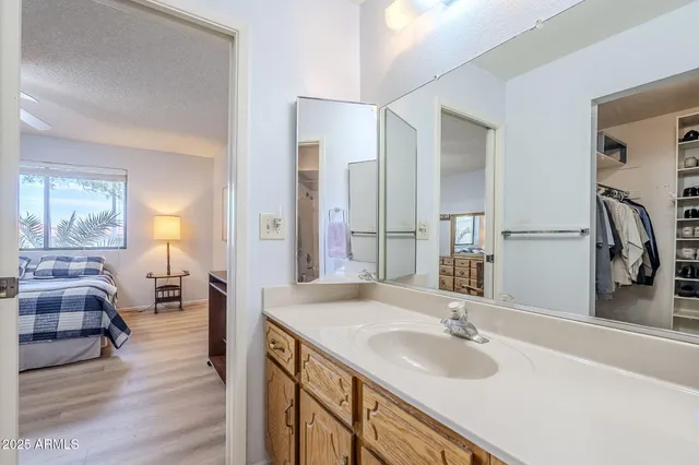 a en suite bathroom with double vanity and a large mirror