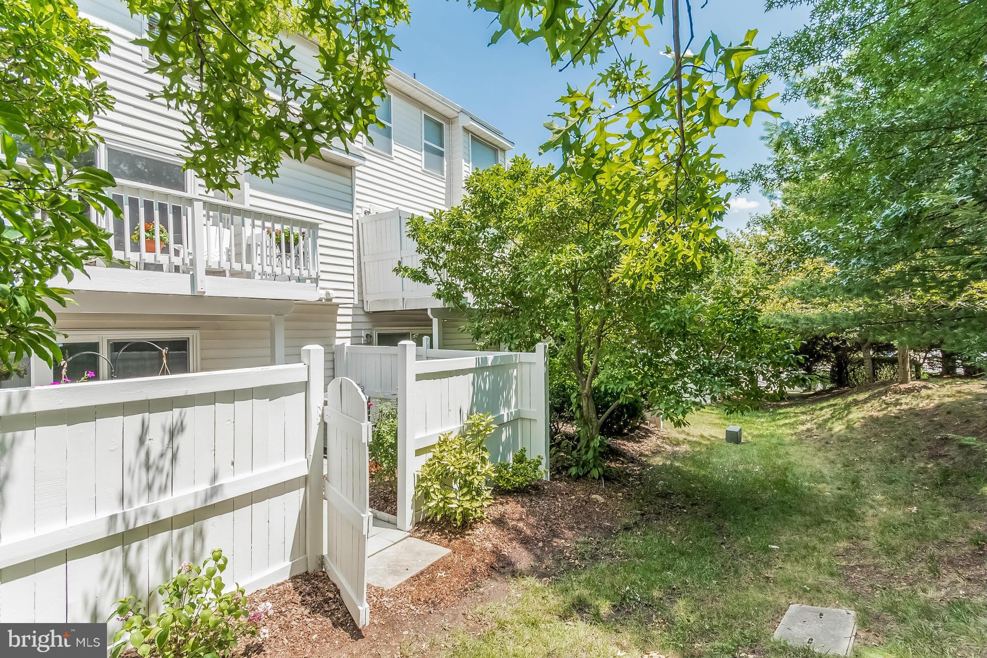 12064 Edgemere Circle Reston, VA 20190 - Photo 26 of 30 Exterior (Rear)