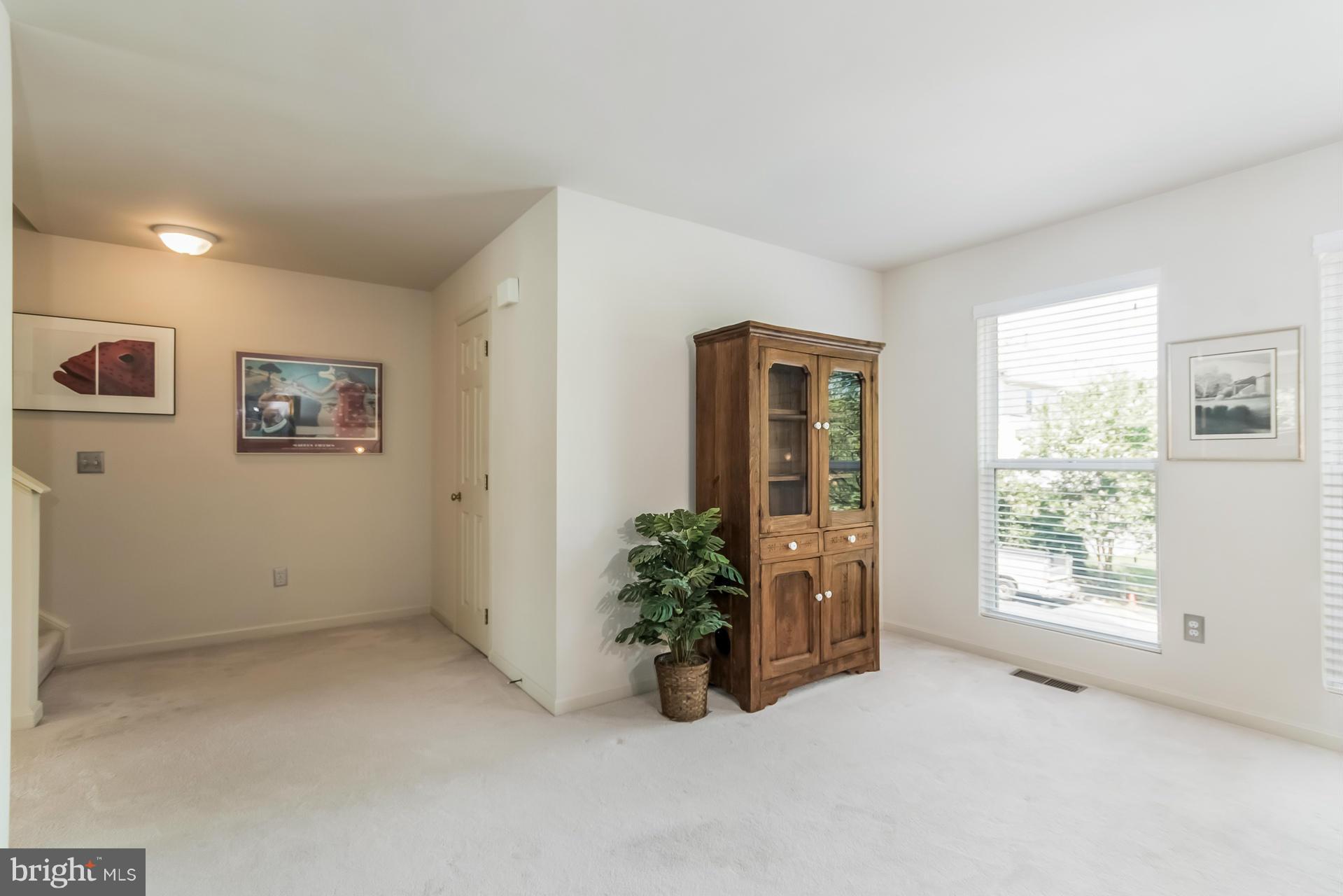 12064 Edgemere Circle Reston, VA 20190 - Photo 8 of 30 Living Room