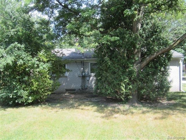 29519 Rambling Road Southfield, MI 48076 - Photo 2 of 18 020.JPG