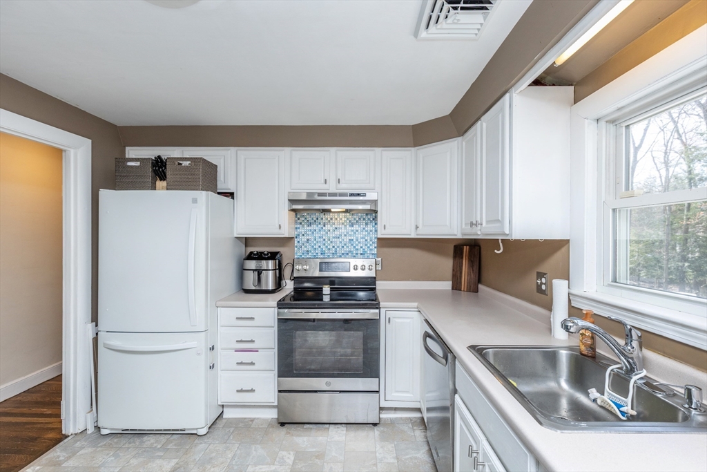 40 Chestnut Street North Reading, MA 01864 - Photo 6 of 34