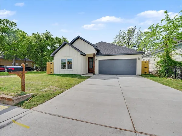 $305,000 | 1006 East Allen Avenue, Fort Worth, TX 76104