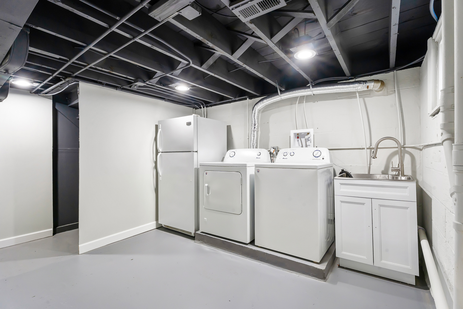 18540 Miller Drive Lansing, IL 60438 - Photo 35 of 57 a utility room with dryer and washer