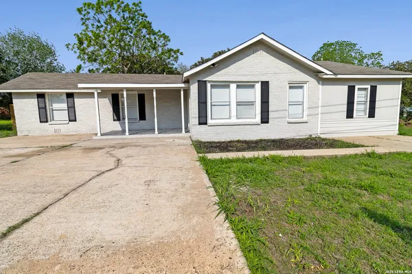 $219,000 | 1404 North Comitas Street, Beeville, TX 78102