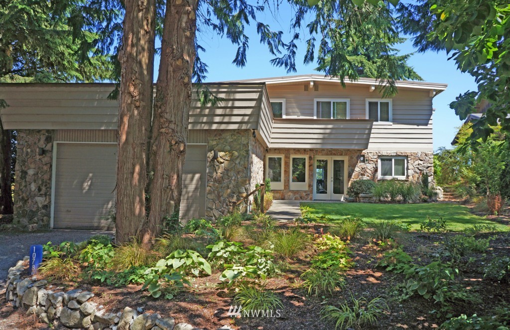 10780 Southwest Cowan Road Vashon, WA 98070 - Photo 2 of 25 Gallery Image 2